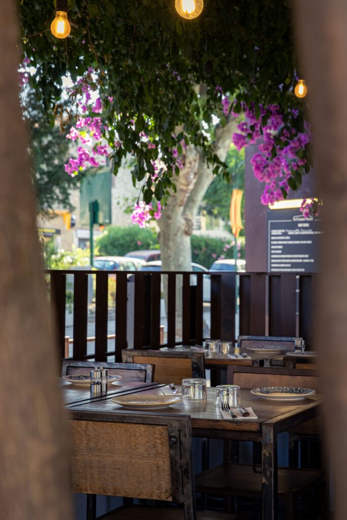 La terrasse du Comptoir Rocatin à Laroque-des-Albères