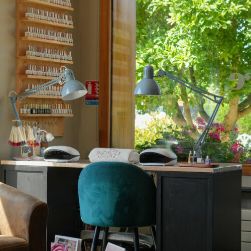 Une table de manucure de l'Atelier du bien-être à Saint-Vigor d'Ymonville