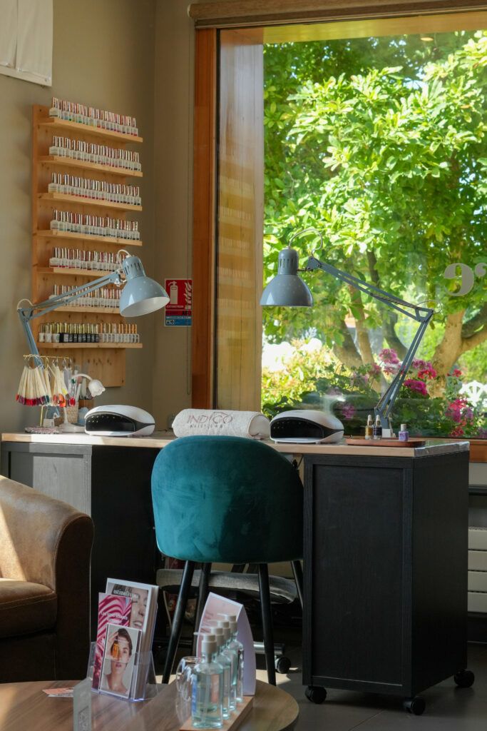 Une table de manucure de l'Atelier du bien-être à Saint-Vigor d'Ymonville