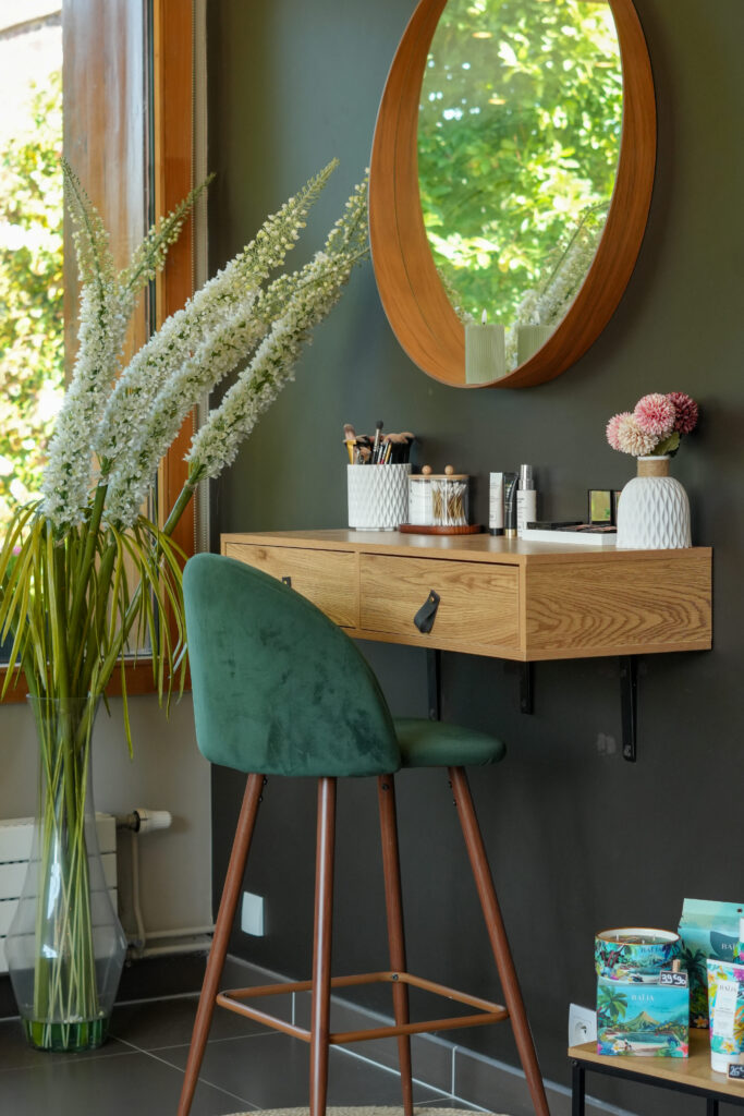 Une table de maquillage de l'Atelier du bien-être à Saint-Vigor d'Ymonville