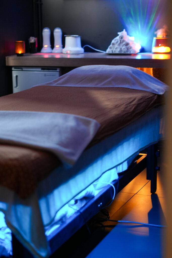 Une table de massage de l'Atelier du bien-être à Saint-Vigor d'Ymonville