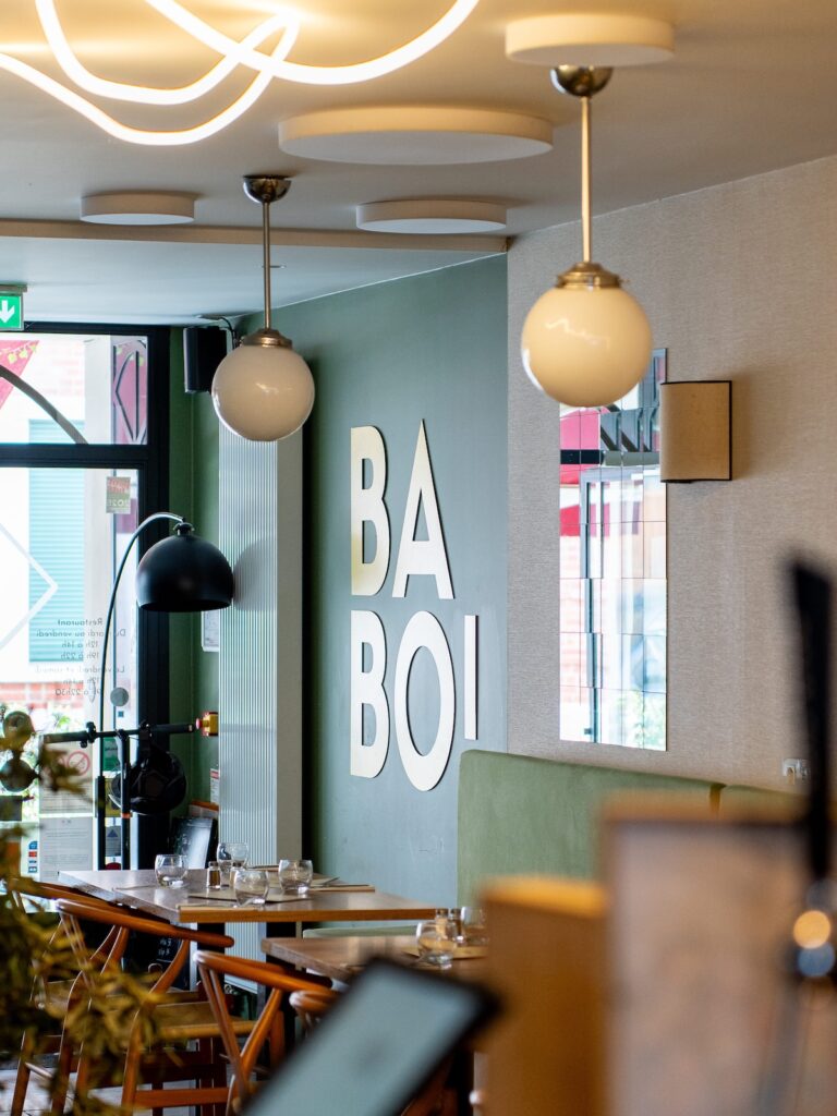 Salle du restaurant BABO à Amiens avec décoration contemporaine, tables dressées et ambiance élégante inspirée de la Méditerranée.