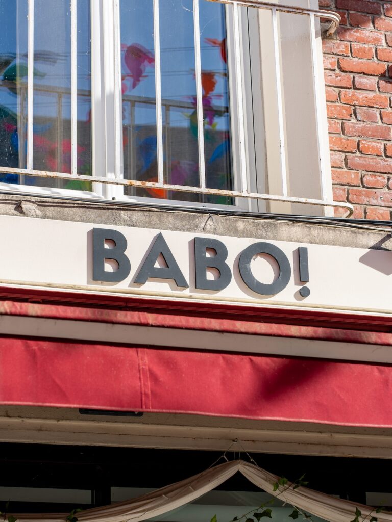 Enseigne du restaurant BABO à Amiens, visible depuis la rue et mettant en valeur l’identité de l’établissement.