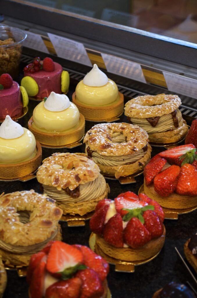 La vitrine de pâtisseries de la boulangerie coffee-shop Bonne Heure à Chambray-lès-Tours