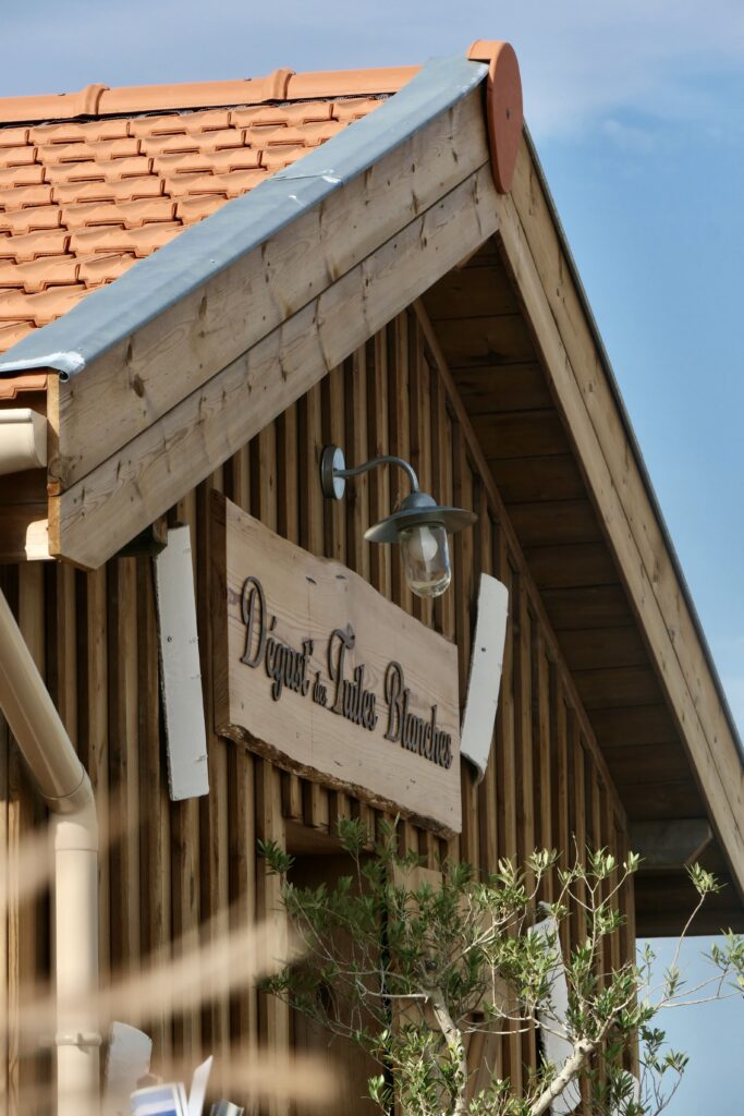 Cabane de dégustation "La Dégust' des Tuiles Blanches" au port du Canal à Gujan-Mestras.