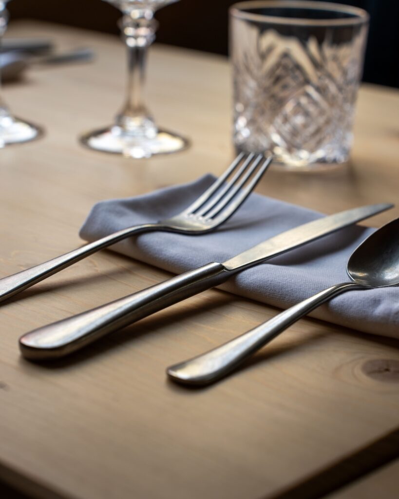 couverts sur une table