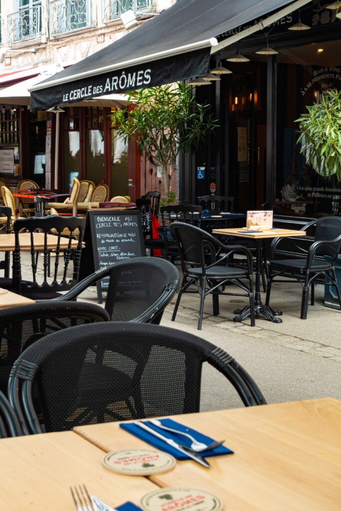 devanture et terrasse du bar à vin le cercle des aromes à rouen