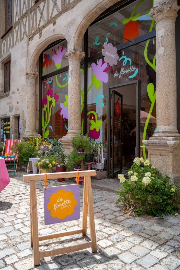 L'extérieur de De Florette à Limoges dans la cours du temple, une fleuriste engagée et éthique