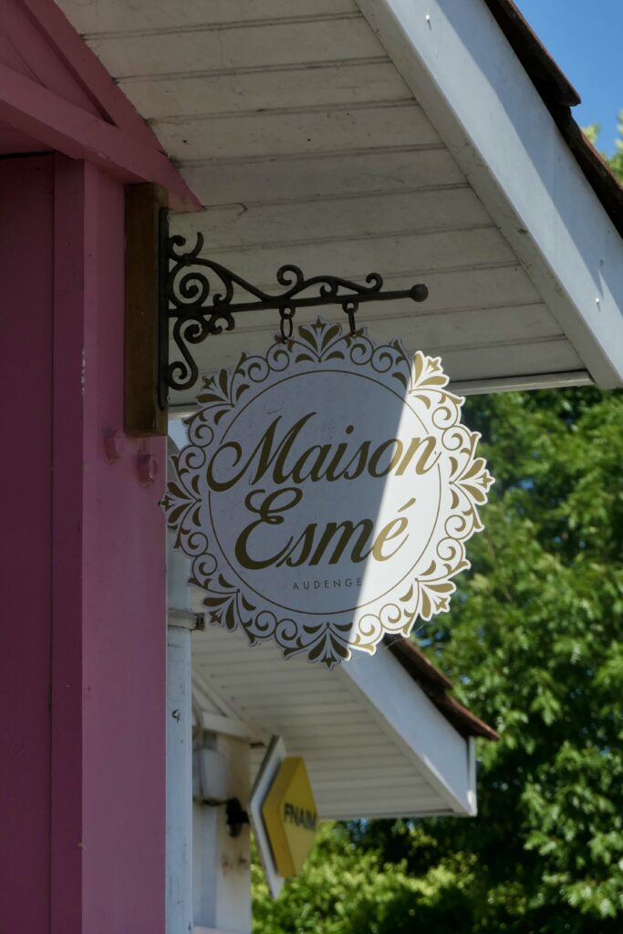 Enseigne du Coffee Shop Maison Esmé à Audenge