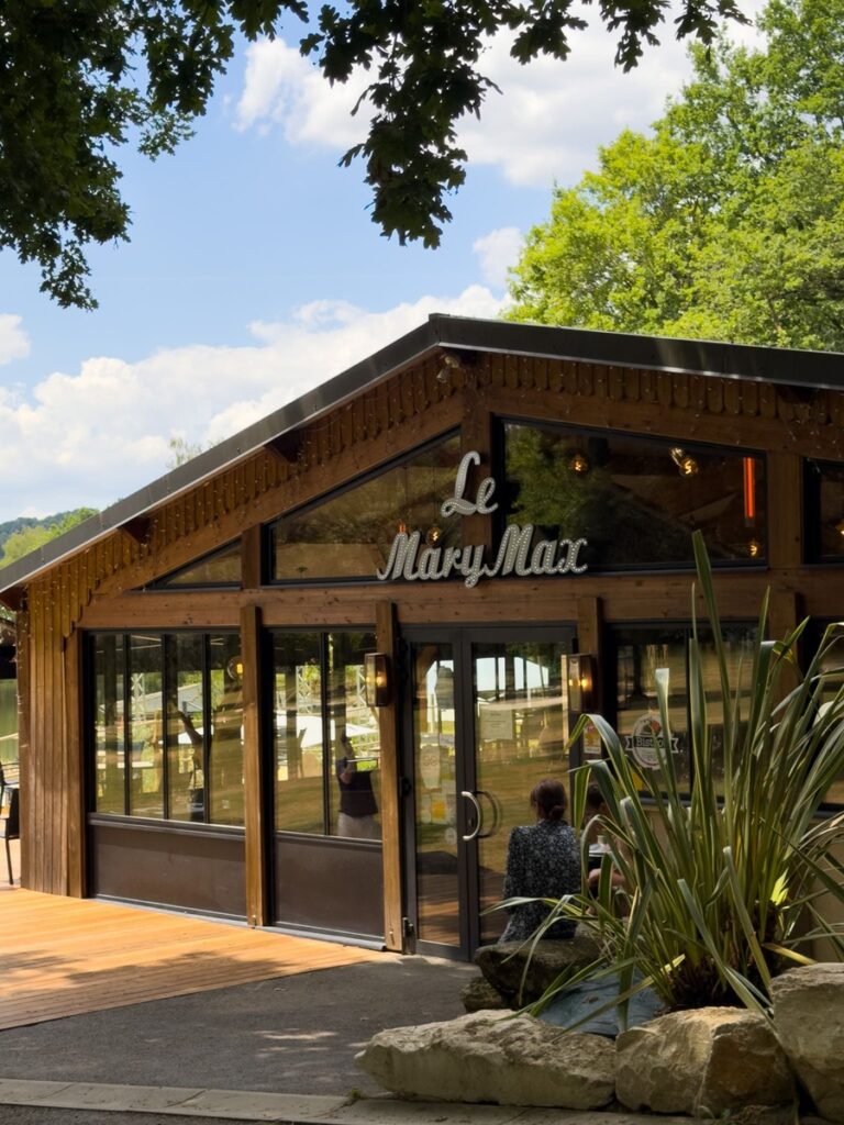 L'entrée du restaurant le Marymax à Massert au bord d'un plan d'eau à 30 minutes de Limoges