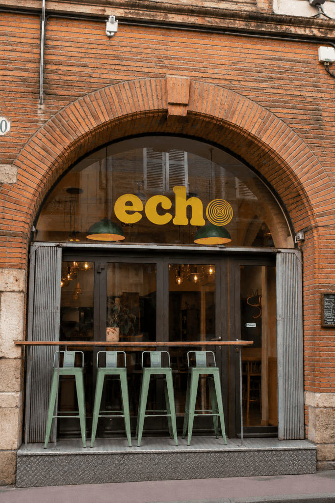 enseigne exterieure, logo, brique et terrasse Echo quartier carmes a toulouse