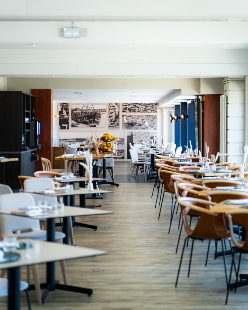 L'intérieur du restaurant Fleur Marine à Roscoff.