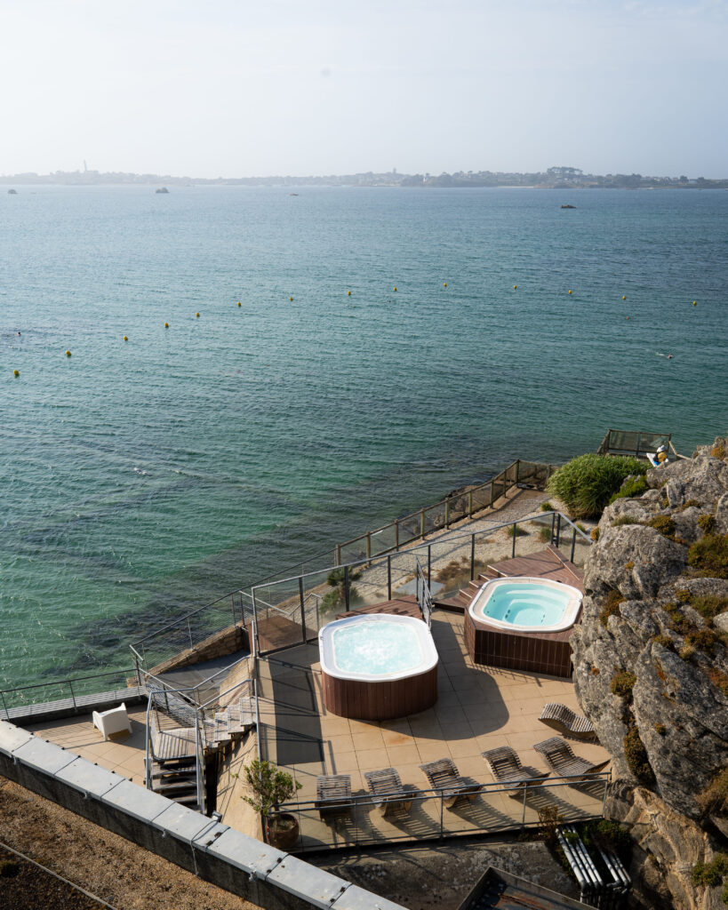 La vue sur la mer du restaurant Fleur Marine à Roscoff.