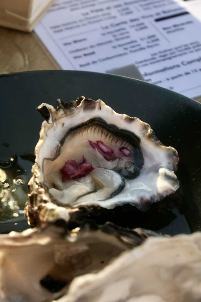 Huîtres de la production ostréicole Huîtres Robert, avec une sauce vinaigre-échalotes