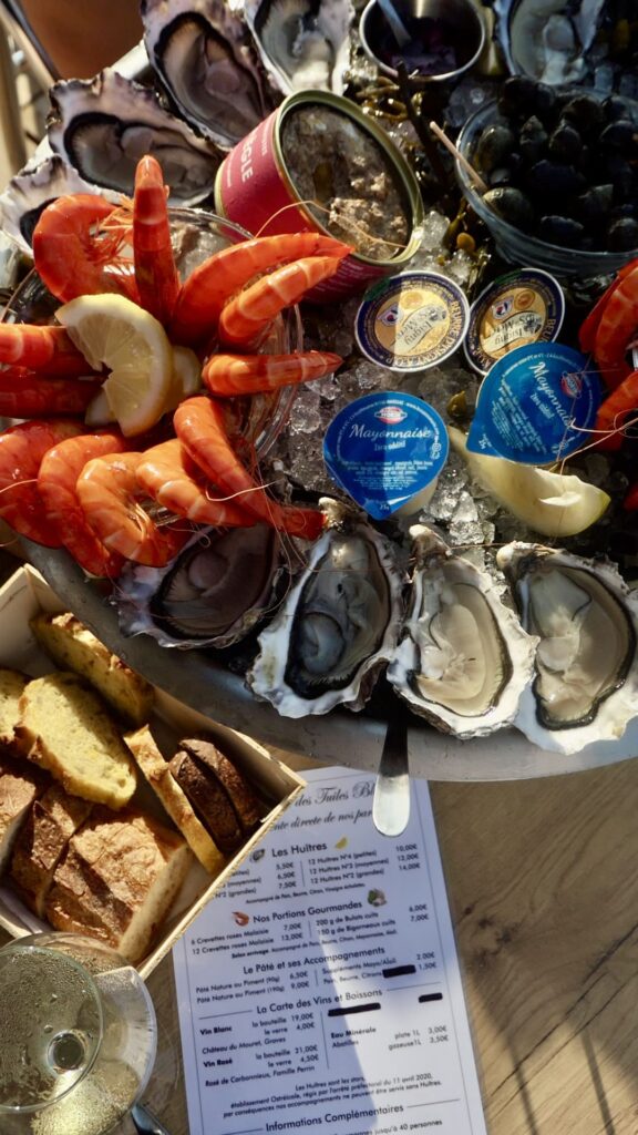 Plateau de fruits de mer de la cabane de dégustation La Dégust' des Tuiles Blanches à Gujan-Mestras.