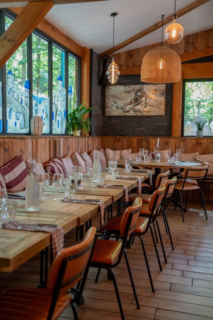 L'intérieur en bois du restaurant le Marymax à Massert au bord d'un plan d'eau à 30 minutes de Limoges