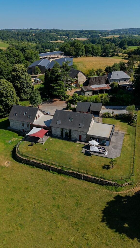 L'extérieur vue du drone de la Villa Boria, pouvant accueillir jusqu'à 18 personnes, située à moins de 30 minutes de Limoges
