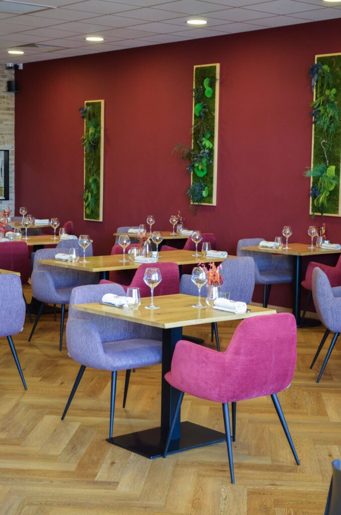 La décoration élégante et chaleureuse du restaurant L'Alchimie à Saint-Cyr-sur-Loire