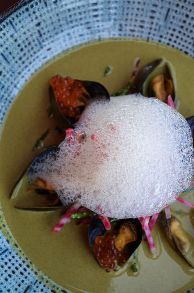 Un velouté de moules en entrée du menu du jour du restaurant L'Alchimie à Saint-Cyr-sur-Loire