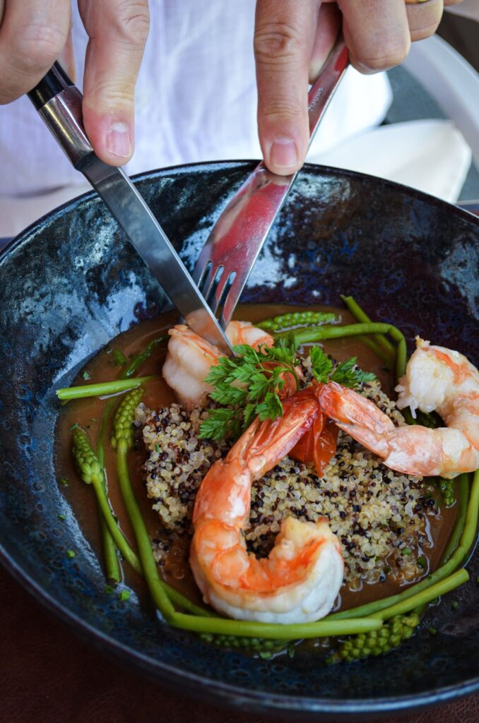 Des gambas flambées en plat principal du menu du jour du restaurant L'Alchimie à Saint-Cyr-sur-Loire
