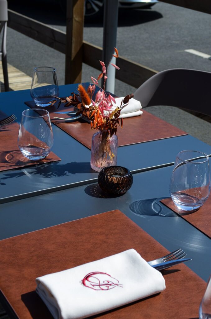 La terrasse du restaurant L'Alchimie à Saint-Cyr-sur-Loire