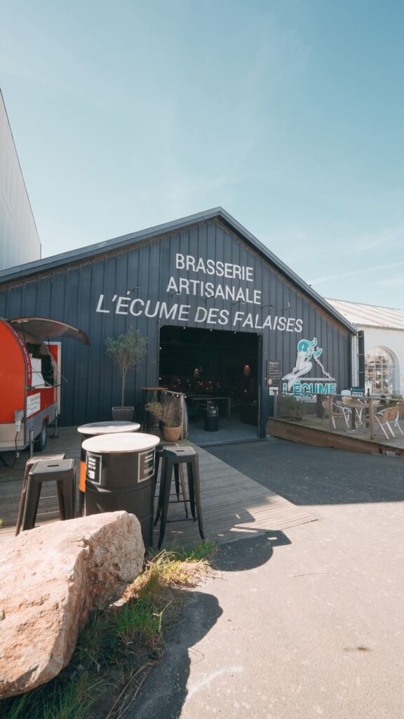 la devanture de l'écume des falaises à Jullouville