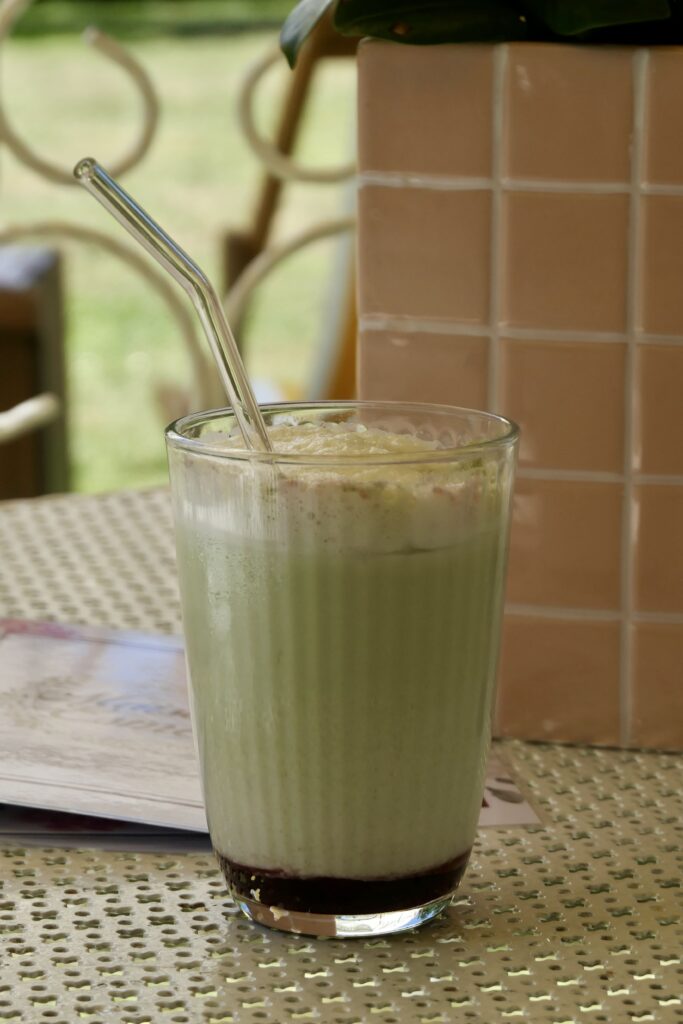 Matcha latte frappé à la purée de framboise du coffee shop, café et pâtisserie Masion Esmé à Audenge.
