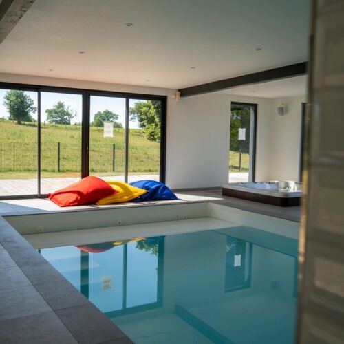 La piscine intérieure de la Villa Boria, pouvant accueillir jusqu'à 18 personnes, située à moins de 30 minutes de Limoges