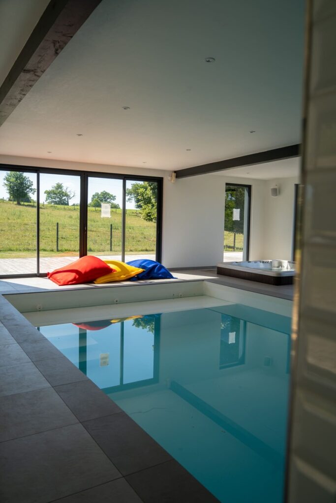 La piscine intérieure de la Villa Boria, pouvant accueillir jusqu'à 18 personnes, située à moins de 30 minutes de Limoges