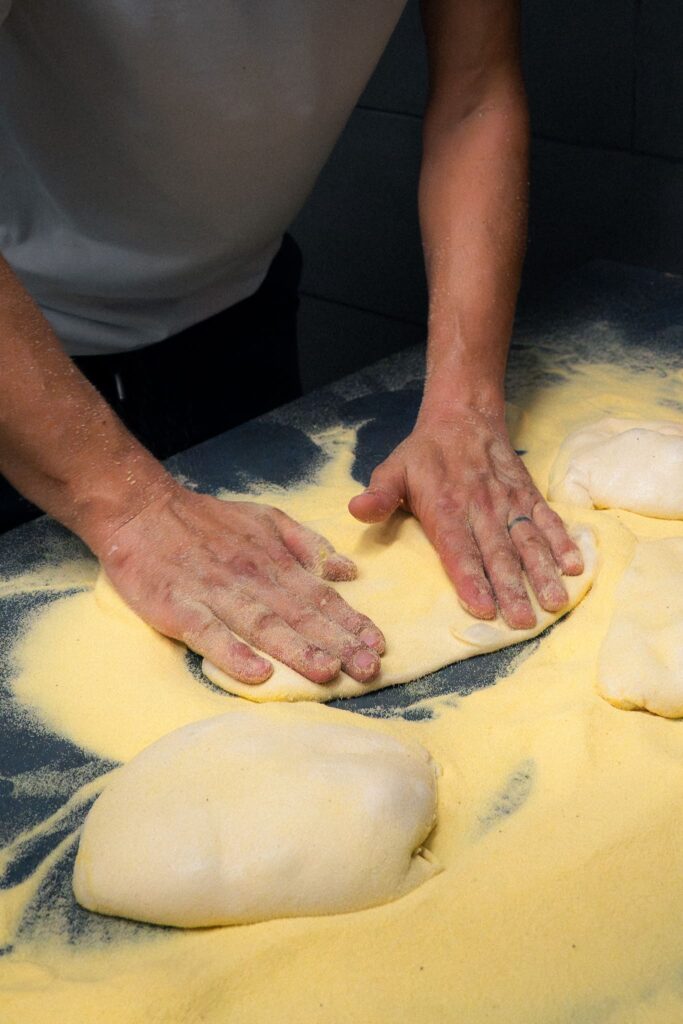 Pétrissage de la pâte à pizza de Margherita à Gruissan