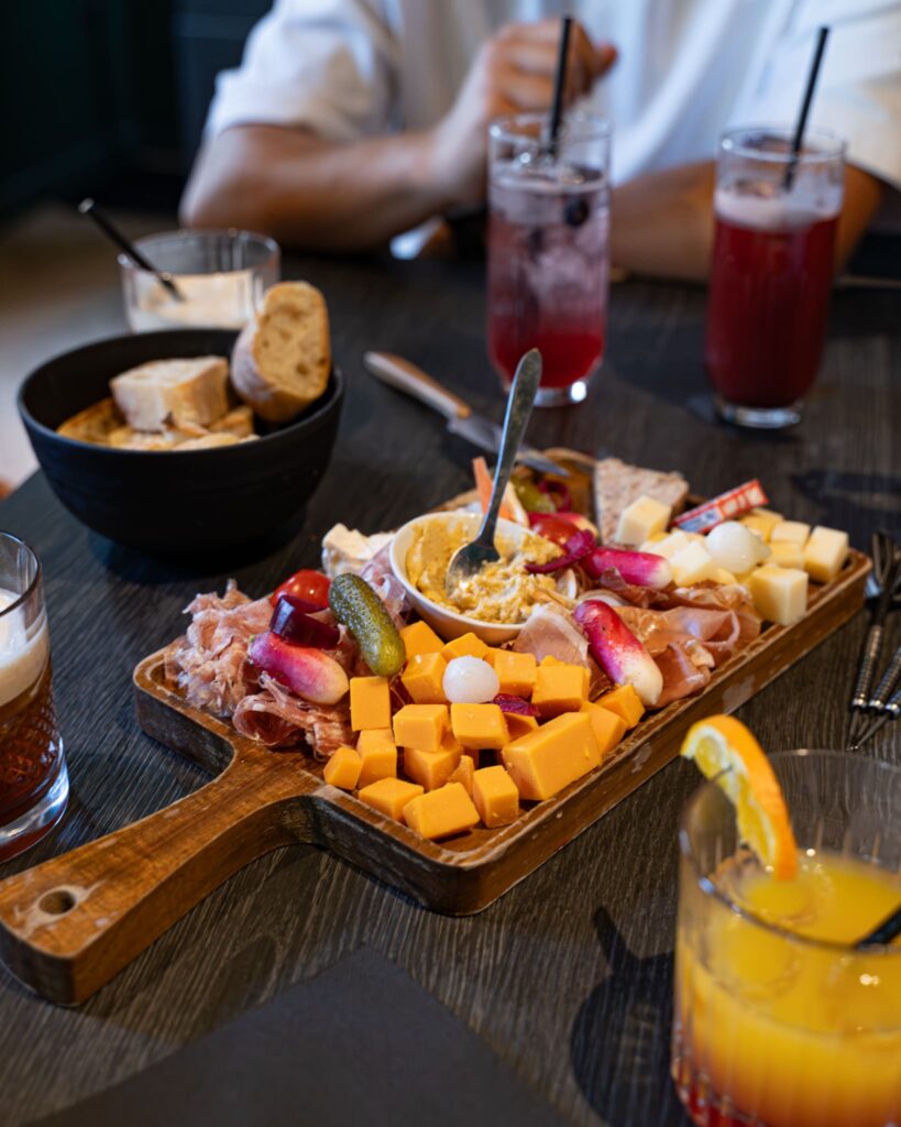 planche apéritive et cocktail du bar à fléchettes le 501 à Rouen
