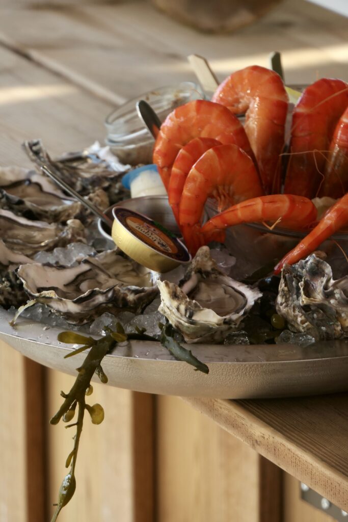Plateau de fruits de mer avec hîtres et crevettes, à la cabane de dégustation La Dégust' des Tuiles Blanches, au port du Canal à Gujan-Mestras.