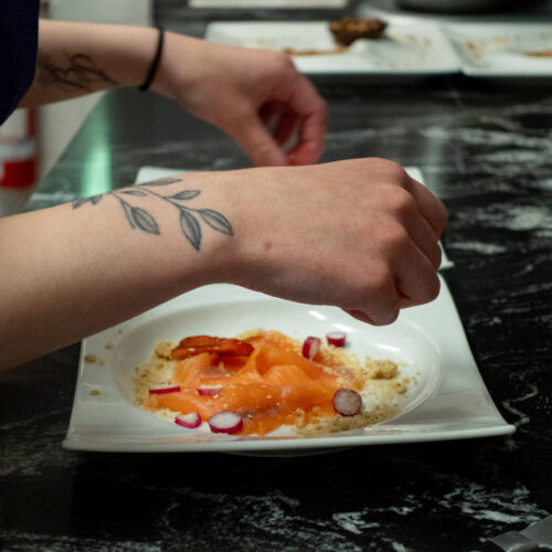 préparation d'un plat du restaurant rest'authentique à quincampoix près de rouen