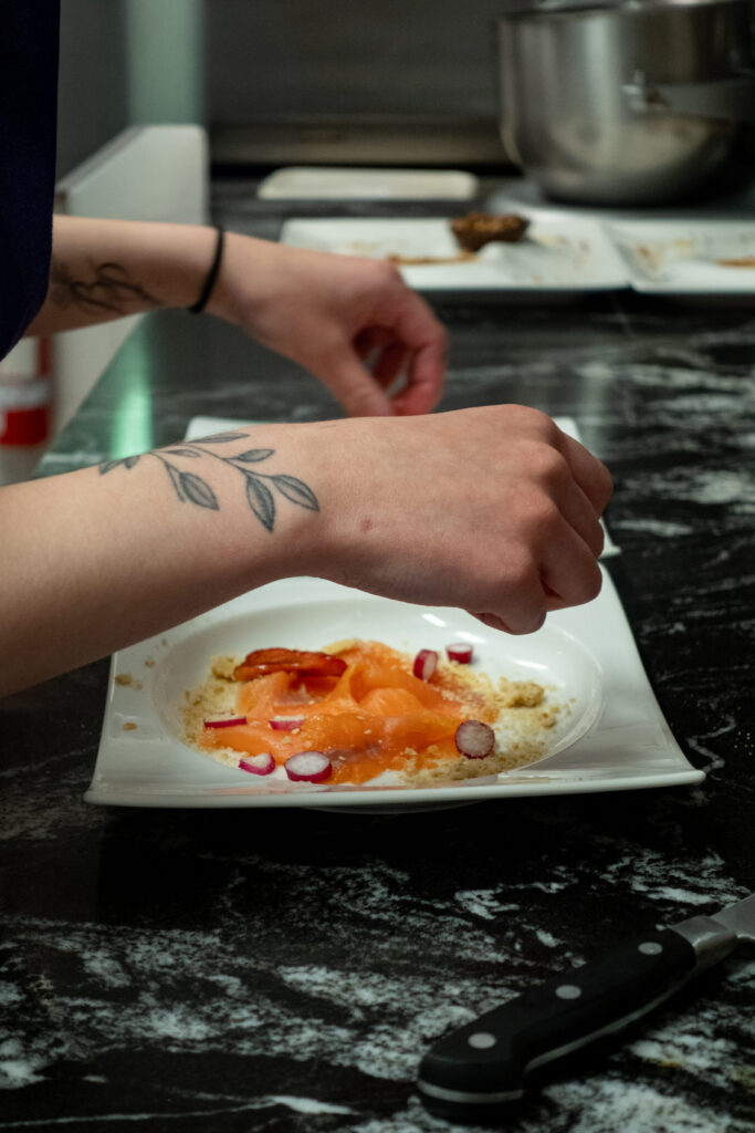 préparation d'un plat du restaurant rest'authentique à quincampoix près de rouen
