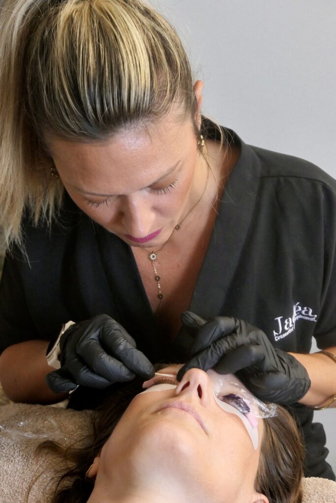Prestation de beauté du regard par Sandra, esthéticienne diplômée et gérante de l'institut de beauté SB Esthétique à Gujan-Mestras.