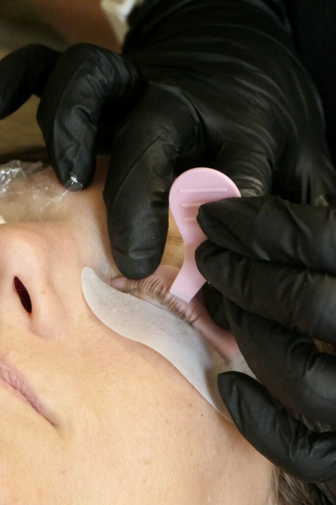 Réhaussement de cils par Sandra, esthéticienne diplômée et gérante de l'institut de beauté SB Esthétique à Gujan-Mestras.