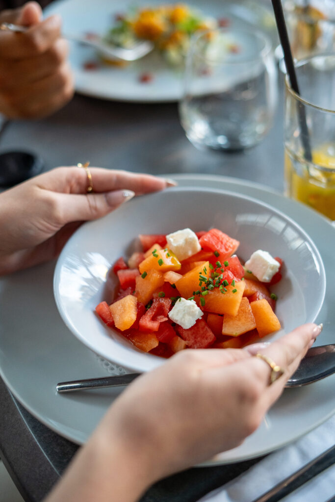 Salade d'été avec des produits frais et de saison au Café du Théâtre Orléans