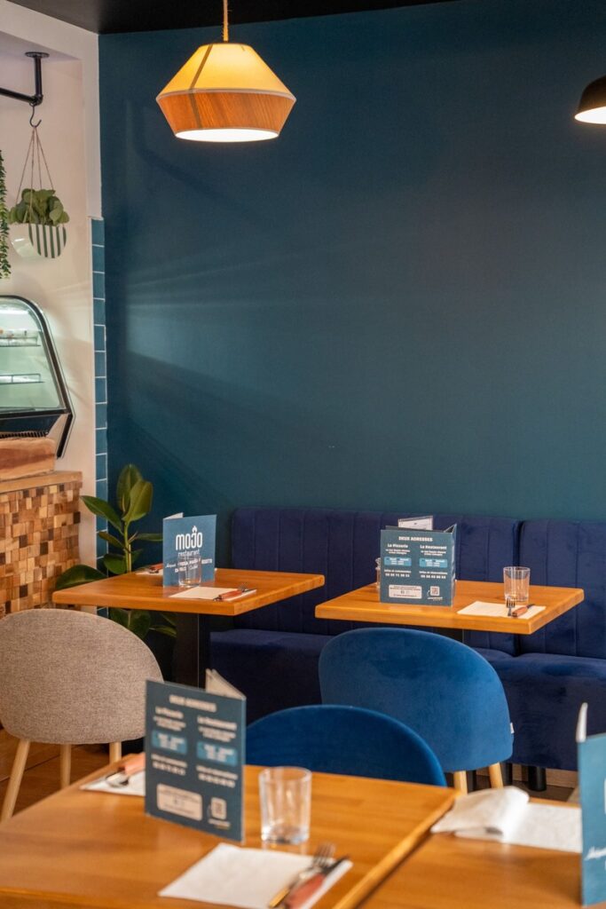 Les tables dressées du restaurant Mojo à Limoges, cuisine italienne