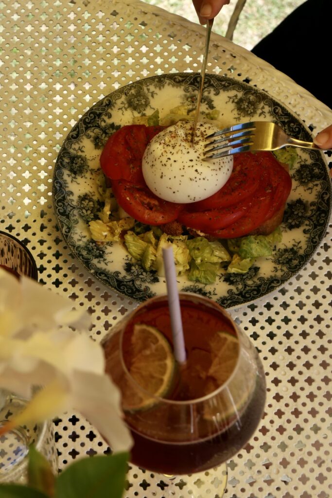 Tartine tomate et burrata avec une boisson à la mûre et au citron, dans le jardin du coffee shop Maison Esmé à Audenge.