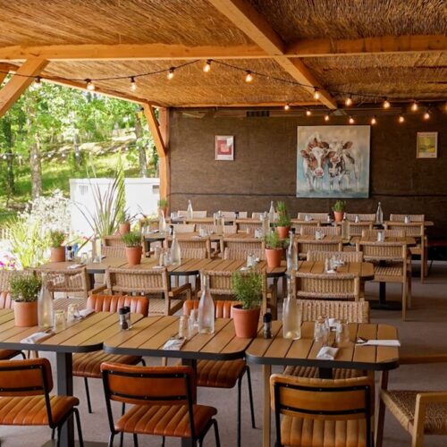 La terrasse abritée du restaurant le Marymax à Massert au bord d'un plan d'eau à 30 minutes de Limoges