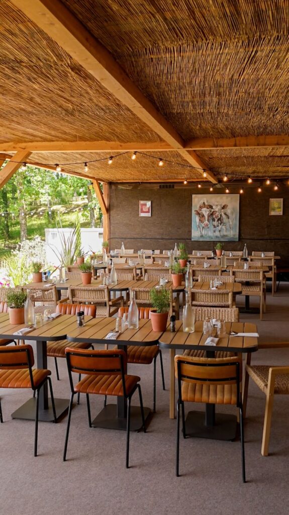 La terrasse abritée du restaurant le Marymax à Massert au bord d'un plan d'eau à 30 minutes de Limoges
