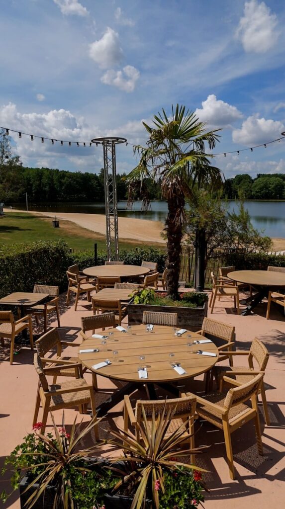 La terrasse au bord du lac du restaurant le Marymax à Massert au bord d'un plan d'eau à 30 minutes de Limoges