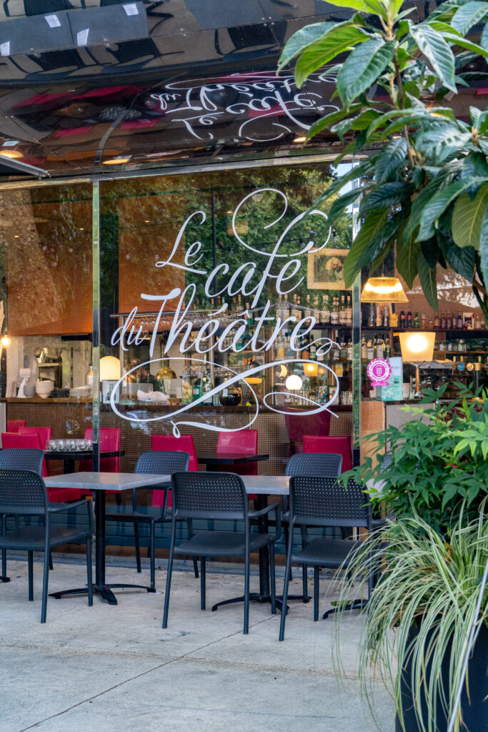 La terrasse ombragée avec brumisateur au Café du Théâtre en plein cœur d'Orléans