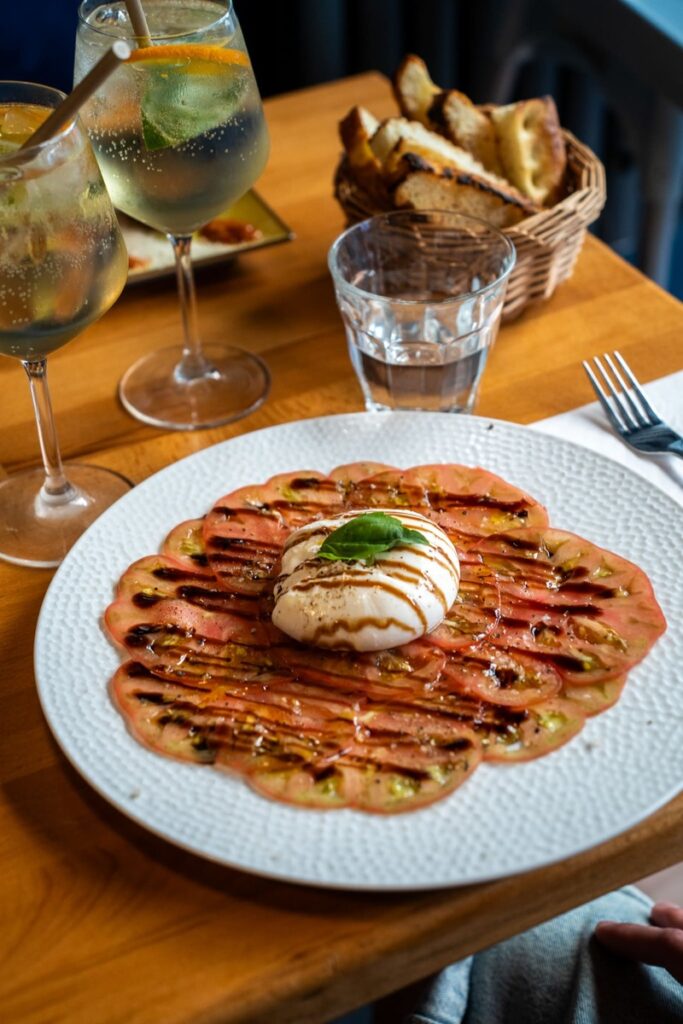 L'entrée tomate burrata du restaurant Mojo à Limoges, cuisine italienne