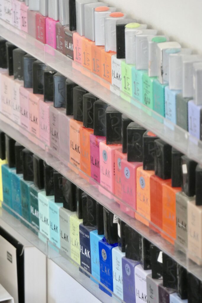 Vernis à ongles colorés disponibles à l'institut de beauté SB Esthétique à Gujan-Mestras.