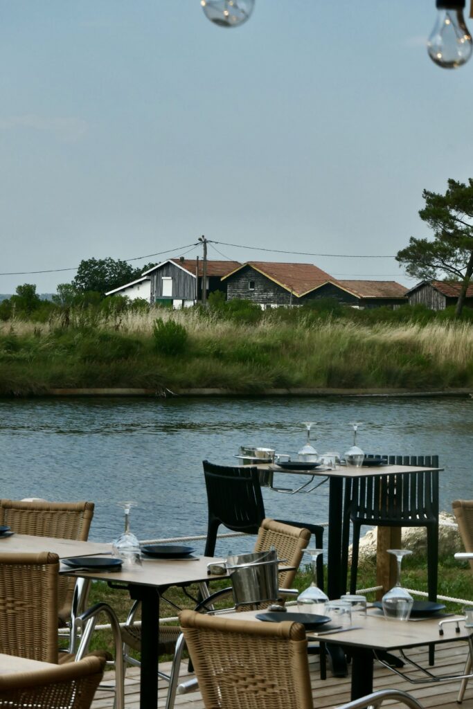Vue depuis la terrasse de la cabane de dégustation La Dégust' des Tuiles Blanches, au port du Canal à Gujan-Mestras.