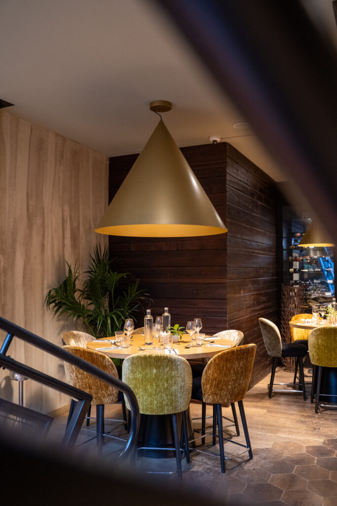 L'Apostrophe est un restaurant spacieux et élégant