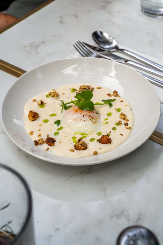 Oeuf parfait, crème de parmesan et granola