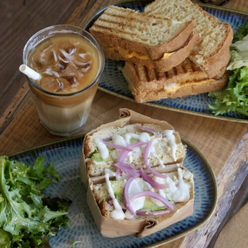 Sandwichs breaky et cheesy à base de pain num Pang, avec un iced latte, chez Nea's Corner, brunch et coffee shop à Claouey