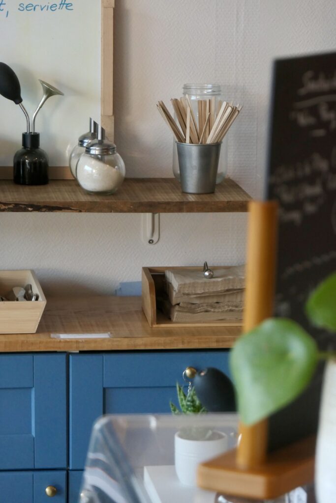 Détails et inspiration de décoration australienne chez Nea's Corner, brunch et coffee shop à Claouey